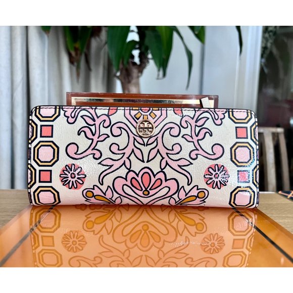 Tory Burch Handbags - ♦️AUTHENTIC TORY BURCH GRAHM HICKS WALLET